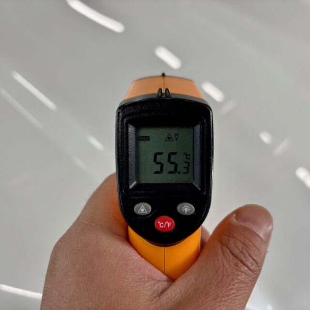 徳島県三好市のカーコーティング専門店SOUPにて、遠赤外線ヒーターで加熱乾燥中の新車 ホンダ DG5 WR-V。
G.Guard 3層ガラスコーティングの艶・撥水・耐久性能を最大限に高め、長く安心して乗れる仕上がりに。