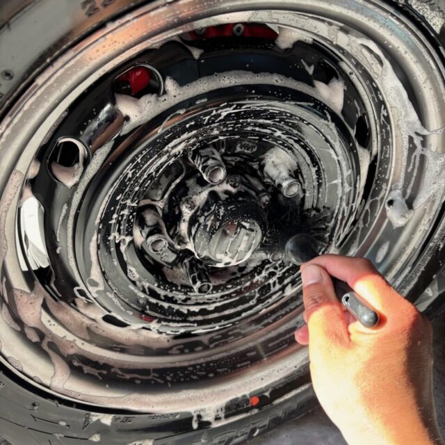 【徹底洗浄】細部まで妥協しない下地処理 徳島県三好市のカーコーティング専門店SOUPでメンテナンス中のスズキ JB74 ジムニーシエラ。 SystemXセラミックコーティングの性能を再活性化させるため、専用ケミカルを用いた丁寧な洗浄と下地処理(クレンジング)を行い、最高の仕上がりと定着率を追求します。