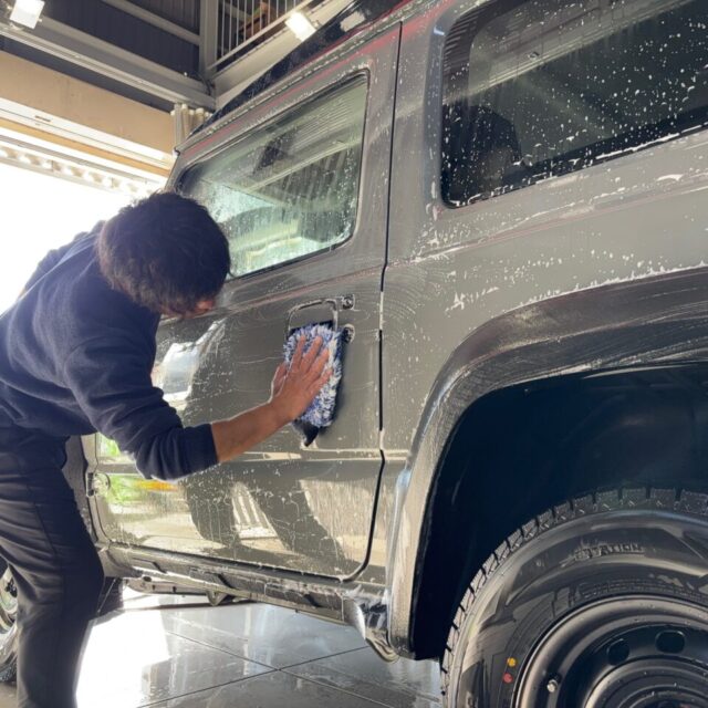 【徹底洗浄】細部まで妥協しない下地処理 徳島県三好市のカーコーティング専門店SOUPでメンテナンス中のスズキ JB74 ジムニーシエラ。 SystemXセラミックコーティングの性能を再活性化させるため、専用ケミカルを用いた丁寧な洗浄と下地処理(クレンジング)を行い、最高の仕上がりと定着率を追求します。