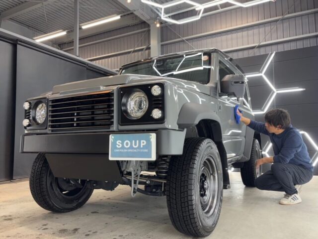 【施工完了】深みを増す漆黒の艶と保護性能 徳島県三好市のカーコーティング専門店SOUPにて、スズキ JB74 ジムニーシエラのSystemXセラミックコーティングメンテナンスが完了。過酷な環境下でも強靭な保護膜を維持し、新車時を超える深い艶と輝きを長期間キープします。三好郡エリアで愛車を美しく守りたいオーナー様、ぜひご相談ください。