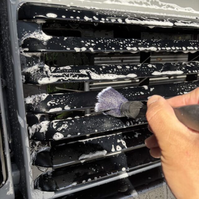 【徹底洗浄】細部まで妥協しない下地処理 徳島県三好市のカーコーティング専門店SOUPでメンテナンス中のスズキ JB74 ジムニーシエラ。 SystemXセラミックコーティングの性能を再活性化させるため、専用ケミカルを用いた丁寧な洗浄と下地処理(クレンジング)を行い、最高の仕上がりと定着率を追求します。