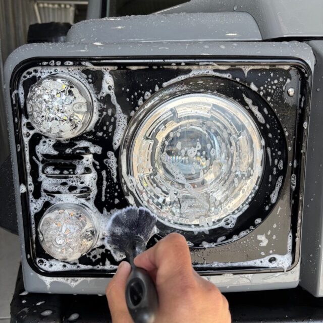 【徹底洗浄】細部まで妥協しない下地処理 徳島県三好市のカーコーティング専門店SOUPでメンテナンス中のスズキ JB74 ジムニーシエラ。 SystemXセラミックコーティングの性能を再活性化させるため、専用ケミカルを用いた丁寧な洗浄と下地処理(クレンジング)を行い、最高の仕上がりと定着率を追求します。