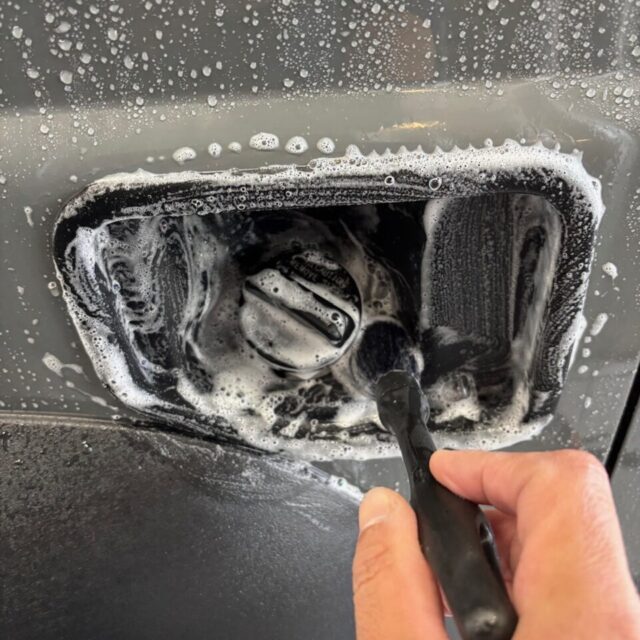 【徹底洗浄】細部まで妥協しない下地処理 徳島県三好市のカーコーティング専門店SOUPでメンテナンス中のスズキ JB74 ジムニーシエラ。 SystemXセラミックコーティングの性能を再活性化させるため、専用ケミカルを用いた丁寧な洗浄と下地処理(クレンジング)を行い、最高の仕上がりと定着率を追求します。