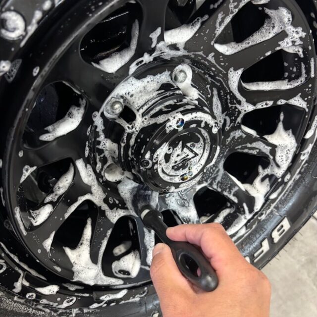 【徹底洗浄】細部まで妥協しない下地処理 徳島県三好市のカーコーティング専門店SOUPでメンテナンス中のスズキ JB74 ジムニーシエラ。 SystemXセラミックコーティングの性能を再活性化させるため、専用ケミカルを用いた丁寧な洗浄と下地処理(クレンジング)を行い、最高の仕上がりと定着率を追求します。