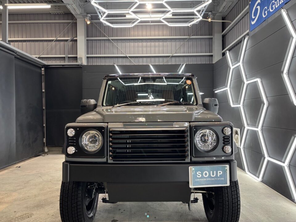 【施工完了】深みを増す漆黒の艶と保護性能 徳島県三好市のカーコーティング専門店SOUPにて、スズキ JB74 ジムニーシエラのSystemXセラミックコーティングメンテナンスが完了。過酷な環境下でも強靭な保護膜を維持し、新車時を超える深い艶と輝きを長期間キープします。三好郡エリアで愛車を美しく守りたいオーナー様、ぜひご相談ください。