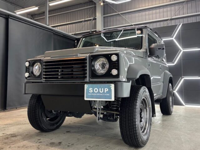 【施工完了】深みを増す漆黒の艶と保護性能 徳島県三好市のカーコーティング専門店SOUPにて、スズキ JB74 ジムニーシエラのSystemXセラミックコーティングメンテナンスが完了。過酷な環境下でも強靭な保護膜を維持し、新車時を超える深い艶と輝きを長期間キープします。三好郡エリアで愛車を美しく守りたいオーナー様、ぜひご相談ください。