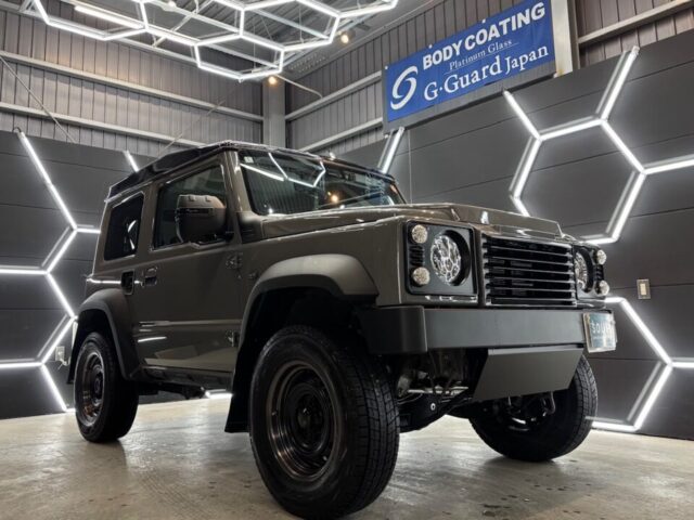【施工完了】深みを増す漆黒の艶と保護性能 徳島県三好市のカーコーティング専門店SOUPにて、スズキ JB74 ジムニーシエラのSystemXセラミックコーティングメンテナンスが完了。過酷な環境下でも強靭な保護膜を維持し、新車時を超える深い艶と輝きを長期間キープします。三好郡エリアで愛車を美しく守りたいオーナー様、ぜひご相談ください。