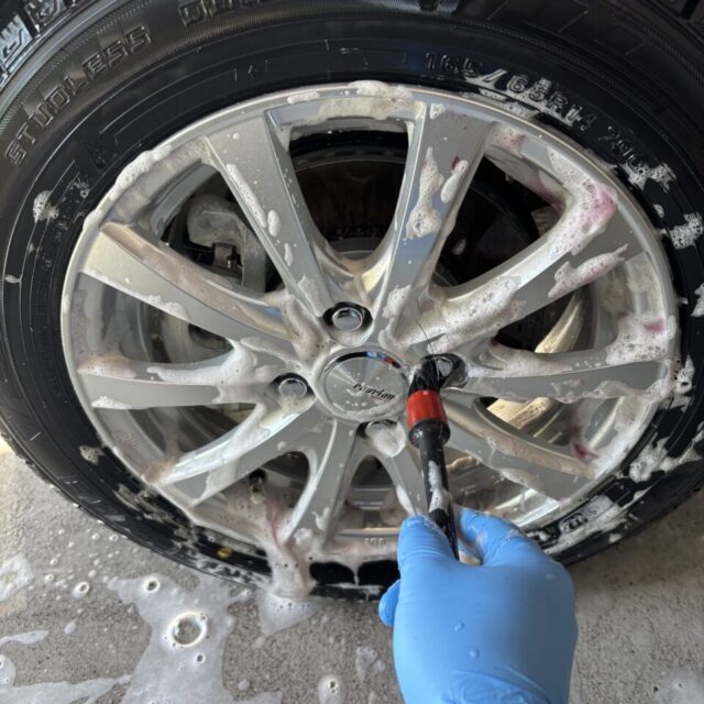 徳島県三好郡よりご入庫の新車トヨタ ルーミー（M900A）。施工前には徹底した純水洗浄と細部クリーニング、塗装状態を最適化する下地処理工程を実施。コーティング性能を最大限に引き出すためのプロフェッショナル工程。