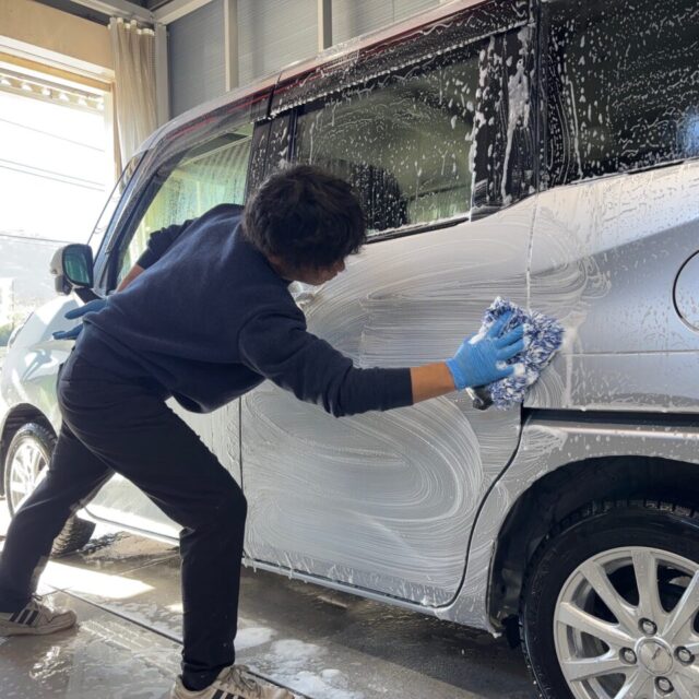 徳島県三好郡よりご入庫の新車トヨタ ルーミー（M900A）。施工前には徹底した純水洗浄と細部クリーニング、塗装状態を最適化する下地処理工程を実施。コーティング性能を最大限に引き出すためのプロフェッショナル工程。