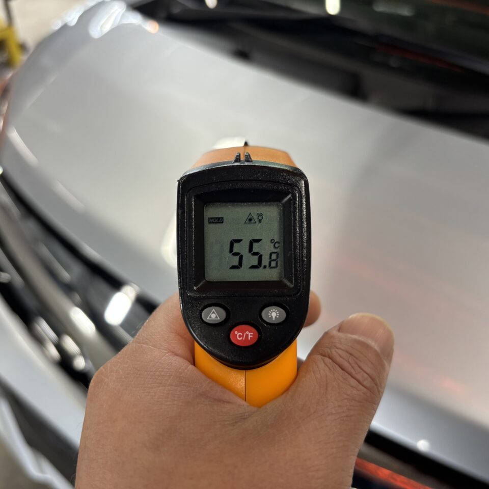 トヨタ ルーミーのフロント面を測定した非接触温度計の表示55.8℃