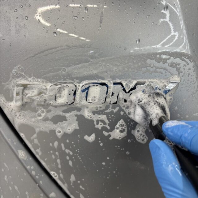 徳島県三好郡よりご入庫の新車トヨタ ルーミー（M900A）。施工前には徹底した純水洗浄と細部クリーニング、塗装状態を最適化する下地処理工程を実施。コーティング性能を最大限に引き出すためのプロフェッショナル工程。