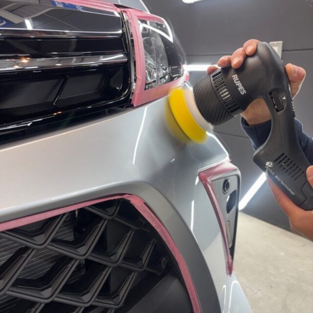 徳島県三好市のカーコーティング専門店SOUPにて、新車トヨタ M900A ルーミーへ軽研磨を実施。新車特有の微細な曇りや搬送傷を丁寧に整え、塗装面の平滑性を向上させることで、プラチナ3層コーティングの透明感と反射率を飛躍的に高めます。