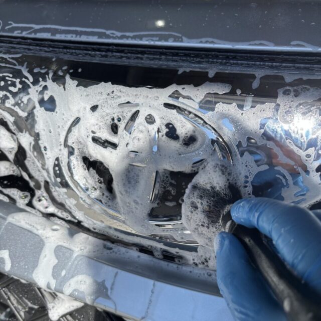 徳島県三好郡よりご入庫の新車トヨタ ルーミー（M900A）。施工前には徹底した純水洗浄と細部クリーニング、塗装状態を最適化する下地処理工程を実施。コーティング性能を最大限に引き出すためのプロフェッショナル工程。