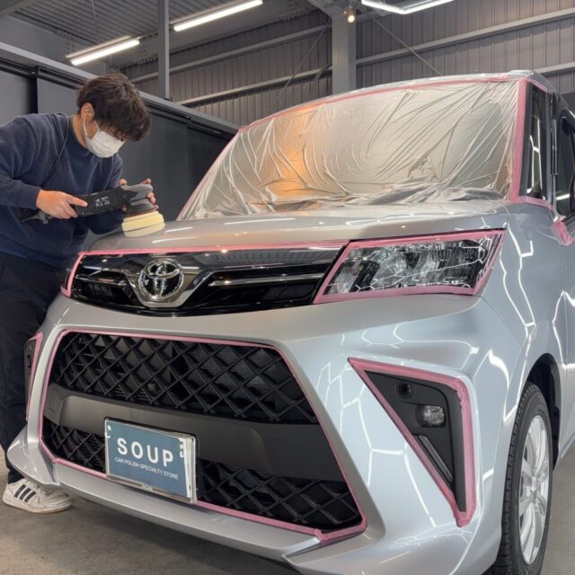 徳島県三好市のカーコーティング専門店SOUPにて、新車トヨタ M900A ルーミーへ軽研磨を実施。新車特有の微細な曇りや搬送傷を丁寧に整え、塗装面の平滑性を向上させることで、プラチナ3層コーティングの透明感と反射率を飛躍的に高めます。