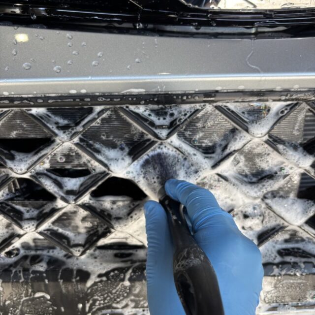 徳島県三好郡よりご入庫の新車トヨタ ルーミー（M900A）。施工前には徹底した純水洗浄と細部クリーニング、塗装状態を最適化する下地処理工程を実施。コーティング性能を最大限に引き出すためのプロフェッショナル工程。