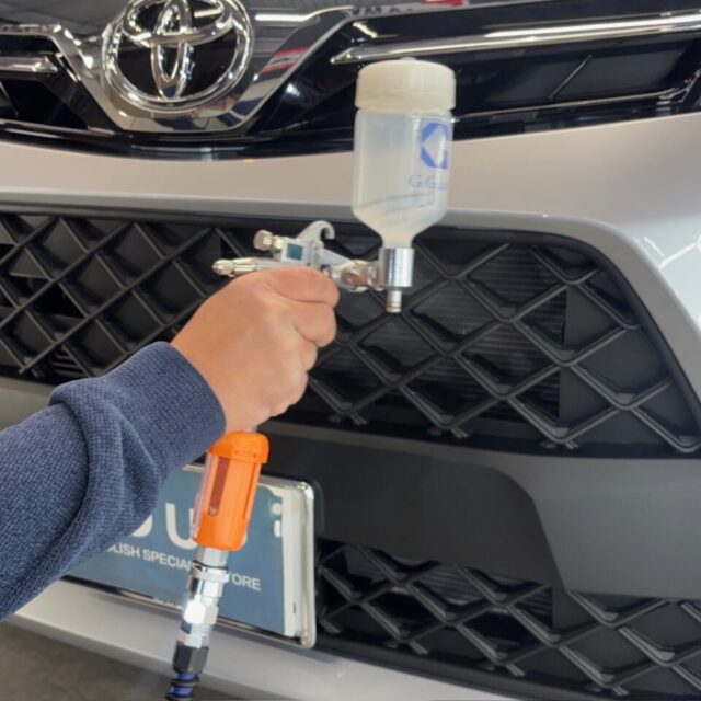 G.Guardプラチナ3層ガラスコーティングをスプレーガンにて均一塗布。徳島県三好市カーコーティング専門店SOUPでは、手塗りでは難しい膜厚の均一化を実現し、ボディ全体へムラのない高品質な被膜を形成します。スプレーガン施工により、複雑な形状のパネルや細部まで確実にコーティングを定着。