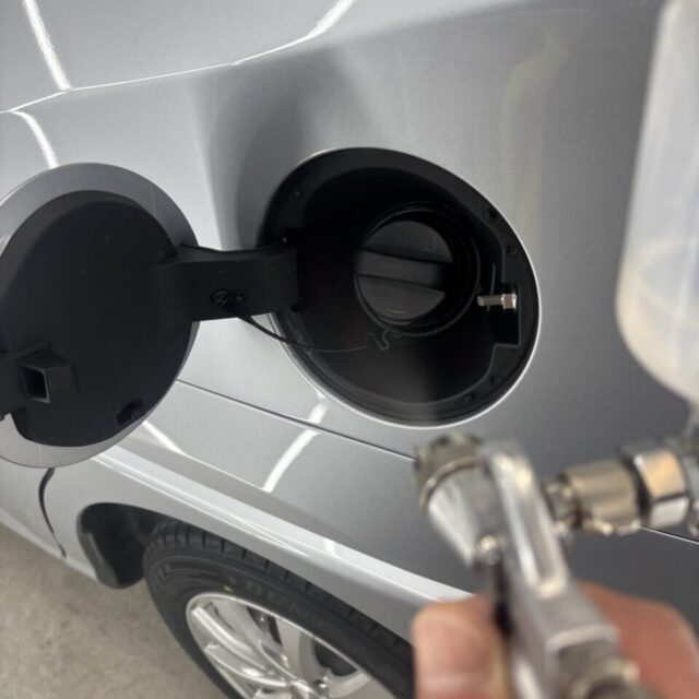 G.Guardプラチナ3層ガラスコーティングをスプレーガンにて均一塗布。徳島県三好市カーコーティング専門店SOUPでは、手塗りでは難しい膜厚の均一化を実現し、ボディ全体へムラのない高品質な被膜を形成します。スプレーガン施工により、複雑な形状のパネルや細部まで確実にコーティングを定着。