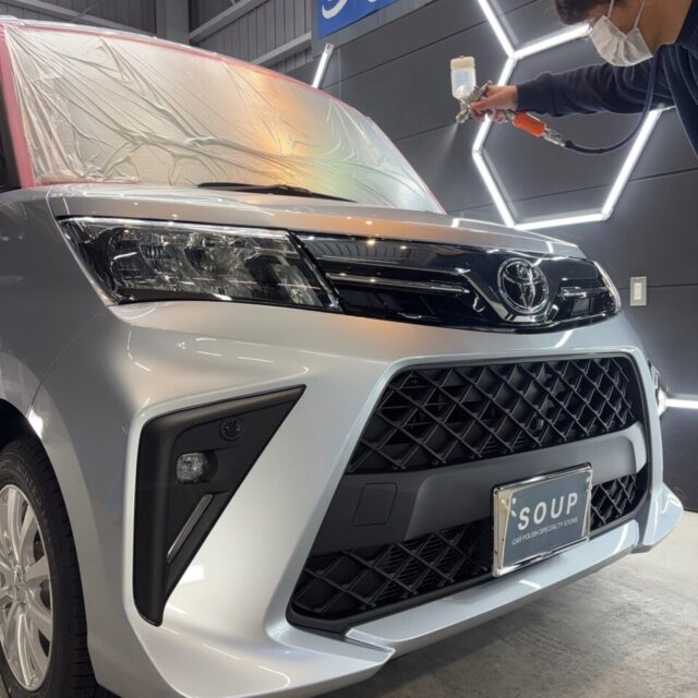 G.Guardプラチナ3層ガラスコーティングをスプレーガンにて均一塗布。徳島県三好市カーコーティング専門店SOUPでは、手塗りでは難しい膜厚の均一化を実現し、ボディ全体へムラのない高品質な被膜を形成します。スプレーガン施工により、複雑な形状のパネルや細部まで確実にコーティングを定着。