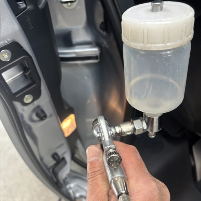 G.Guardプラチナ3層ガラスコーティングをスプレーガンにて均一塗布。徳島県三好市カーコーティング専門店SOUPでは、手塗りでは難しい膜厚の均一化を実現し、ボディ全体へムラのない高品質な被膜を形成します。スプレーガン施工により、複雑な形状のパネルや細部まで確実にコーティングを定着。