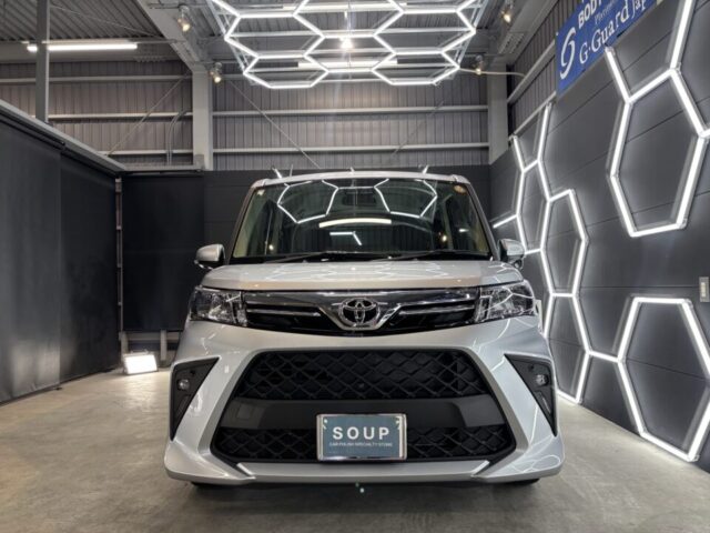 徳島県三好市のカーコーティング専門店SOUPにて、徳島県三好郡よりご来店の新車トヨタ M900A ルーミーへプラチナ3層コーティング（G.Guardガラスコーティング）を施工。重厚感ある深い艶と高耐久被膜により、新車の美しさを長期間維持します。