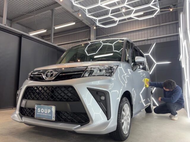 徳島県三好市のカーコーティング専門店SOUPにて、徳島県三好郡よりご来店の新車トヨタ M900A ルーミーへプラチナ3層コーティング（G.Guardガラスコーティング）を施工。重厚感ある深い艶と高耐久被膜により、新車の美しさを長期間維持します。