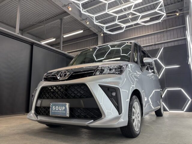 徳島県三好市のカーコーティング専門店SOUPにて、徳島県三好郡よりご来店の新車トヨタ M900A ルーミーへプラチナ3層コーティング（G.Guardガラスコーティング）を施工。重厚感ある深い艶と高耐久被膜により、新車の美しさを長期間維持します。