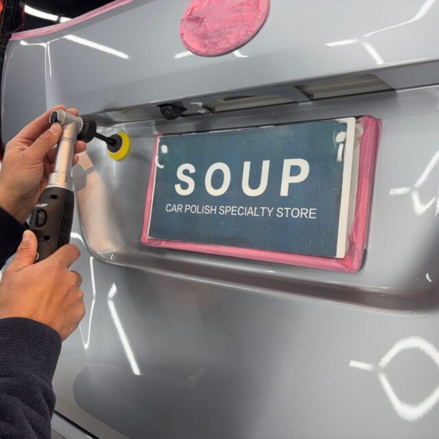 徳島県三好市のカーコーティング専門店SOUPにて、新車トヨタ M900A ルーミーへ軽研磨を実施。新車特有の微細な曇りや搬送傷を丁寧に整え、塗装面の平滑性を向上させることで、プラチナ3層コーティングの透明感と反射率を飛躍的に高めます。