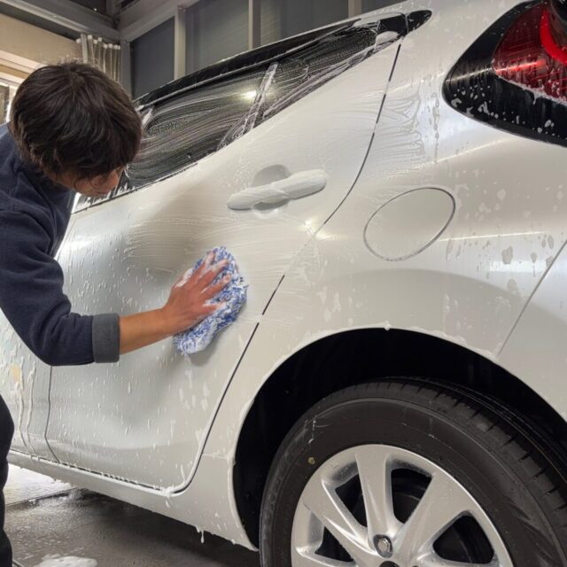 徳島県美馬市からご来店の新車トヨタ アクア（MXPK16）。徳島県三好市カーコーティング専門店SOUPが純水洗浄・鉄粉除去・脱脂処理まで徹底し、G.Guardプラチナ3層コーティングの密着性を最大限に高める下地処理を実施。