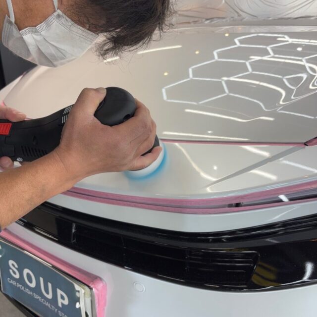 徳島県美馬市よりお越し頂いた新車トヨタ MXPK16 アクアに、徳島県三好市カーコーティング専門店SOUPが軽研磨を施工。塗装面を均一化し、G.Guardガラスコーティングの透明感と光沢を一段と向上。