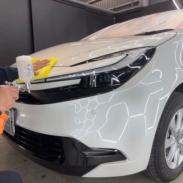 徳島県美馬市からご来店の新車トヨタ アクアへ、徳島県三好市カーコーティング専門店SOUPにてG.Guardプラチナ3層コーティングを丁寧に積層施工。均一なガラス被膜が優れた撥水性能と防汚性能を発揮し、徳島県内の過酷な気候環境から塗装を強力に保護。