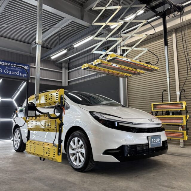 徳島県三好市カーコーティング専門店SOUPにて遠赤外線ヒーター乾燥中の新車トヨタ MXPK16 アクア。徳島県美馬市からご来店頂いた大切な一台に、G.Guardガラスコーティングの硬化を最適化し、艶・耐久性・被膜強度を最大限に引き出す。