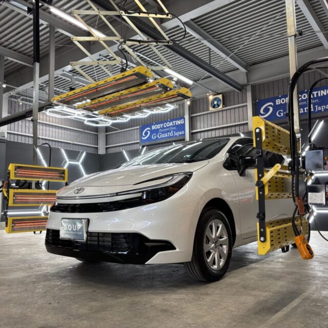 徳島県三好市カーコーティング専門店SOUPにて遠赤外線ヒーター乾燥中の新車トヨタ MXPK16 アクア。徳島県美馬市からご来店頂いた大切な一台に、G.Guardガラスコーティングの硬化を最適化し、艶・耐久性・被膜強度を最大限に引き出す。