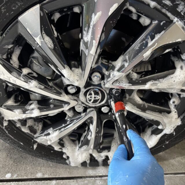 徳島県三好市のカーコーティング専門店SOUPで施工中の新車トヨタ MZRA90 ヴォクシー。SystemX Crystal SS施工前の徹底洗浄と下地処理により、密着性と最終仕上がりを最大化。