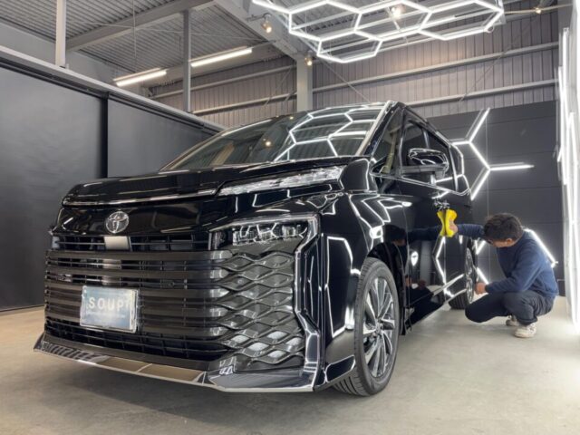 徳島県三好市のカーコーティング専門店SOUPにて、新車トヨタ MZRA90 ヴォクシーへSystemX Crystal SSセラミックコーティングを施工。深い艶と高硬度被膜により、長期間美観を維持。