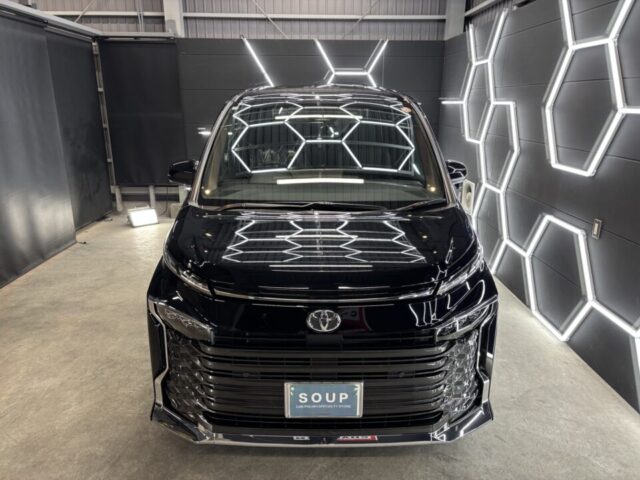 徳島県三好市のカーコーティング専門店SOUPにて、新車トヨタ MZRA90 ヴォクシーへSystemX Crystal SSセラミックコーティングを施工。深い艶と高硬度被膜により、長期間美観を維持。