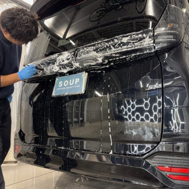 徳島県三好市のカーコーティング専門店SOUPで施工中の新車トヨタ MZRA90 ヴォクシー。SystemX Crystal SS施工前の徹底洗浄と下地処理により、密着性と最終仕上がりを最大化。