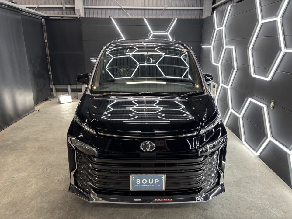 徳島県三好市のカーコーティング専門店SOUPにて、新車トヨタ MZRA90 ヴォクシーへSystemX Crystal SSセラミックコーティングを施工。深い艶と高硬度被膜により、長期間美観を維持。