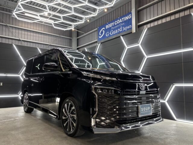 徳島県三好市のカーコーティング専門店SOUPにて、新車トヨタ MZRA90 ヴォクシーへSystemX Crystal SSセラミックコーティングを施工。深い艶と高硬度被膜により、長期間美観を維持。