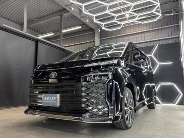 徳島県三好市のカーコーティング専門店SOUPにて、新車トヨタ MZRA90 ヴォクシーへSystemX Crystal SSセラミックコーティングを施工。深い艶と高硬度被膜により、長期間美観を維持。