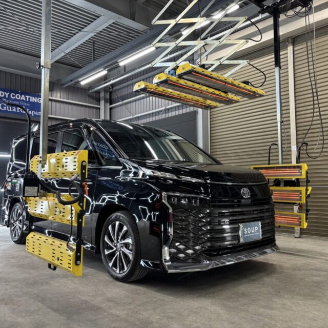 徳島県三好市カーコーティング専門店SOUPにて遠赤外線ヒーター乾燥中の新車トヨタ MZRA90 ヴォクシー。SystemX Crystal SSセラミックコーティングの硬化を促進し、艶・撥水・耐久性能を最大限に引き出す。