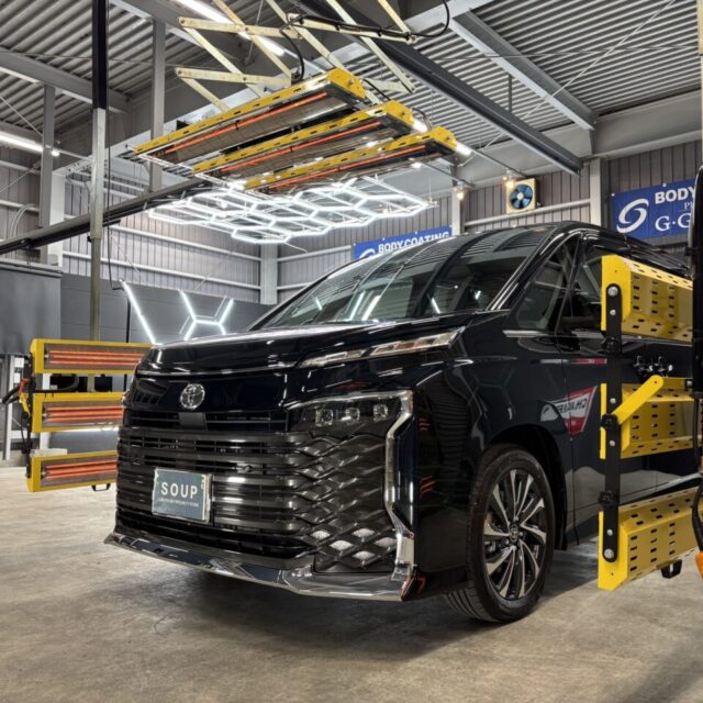 徳島県三好市カーコーティング専門店SOUPにて遠赤外線ヒーター乾燥中の新車トヨタ MZRA90 ヴォクシー。SystemX Crystal SSセラミックコーティングの硬化を促進し、艶・撥水・耐久性能を最大限に引き出す。