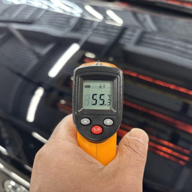 徳島県三好市カーコーティング専門店SOUPにて遠赤外線ヒーター乾燥中の新車トヨタ MZRA90 ヴォクシー。SystemX Crystal SSセラミックコーティングの硬化を促進し、艶・撥水・耐久性能を最大限に引き出す。