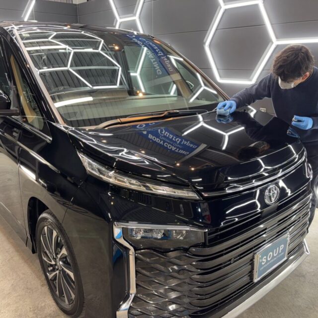 徳島県三好市のカーコーティング専門店SOUPが、新車トヨタ MZRA90 ヴォクシーへSystemX Crystal SSボディセラミックコーティングとSystemX Glass全面ウィンドウ撥水コーティングを同時施工。防汚性能と雨天時の視界確保を両立。