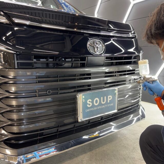 徳島県三好市のカーコーティング専門店SOUPが、新車トヨタ MZRA90 ヴォクシーへSystemX Crystal SSボディセラミックコーティングとSystemX Glass全面ウィンドウ撥水コーティングを同時施工。防汚性能と雨天時の視界確保を両立。