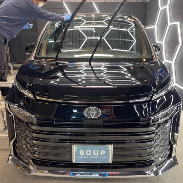 徳島県三好市のカーコーティング専門店SOUPが、新車トヨタ MZRA90 ヴォクシーへSystemX Crystal SSボディセラミックコーティングとSystemX Glass全面ウィンドウ撥水コーティングを同時施工。防汚性能と雨天時の視界確保を両立。