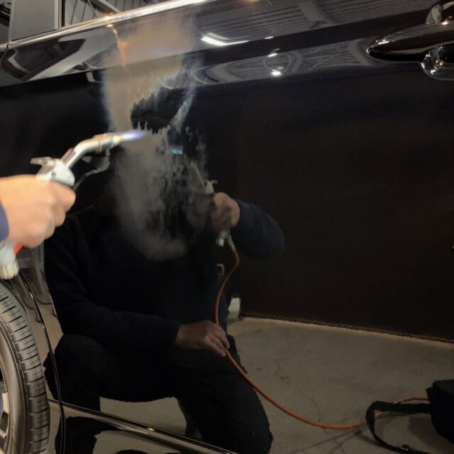 新車トヨタ MZRA90 ヴォクシーへ、徳島県三好市カーコーティング専門店SOUPがSystemX専用ガスプライマーを施工中。セラミック被膜の定着性・耐久性を高める重要工程。