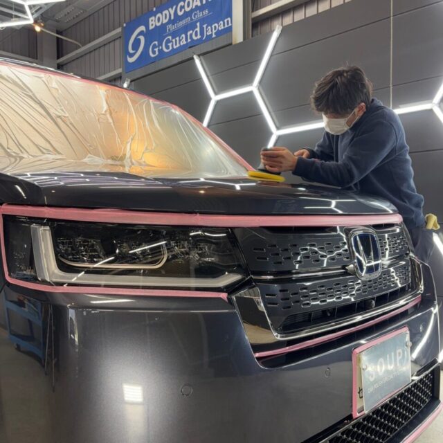 新車 ホンダ RP8 ステップワゴンに軽研磨を施し、徳島県三好市のカーコーティング専門店SOUPがSystemX PROセラミックコーティングを施工。微細な曇りを整え、透明感と光沢を最大限に引き出します。新車以上の艶を実現する高品質セラミックコーティングです。