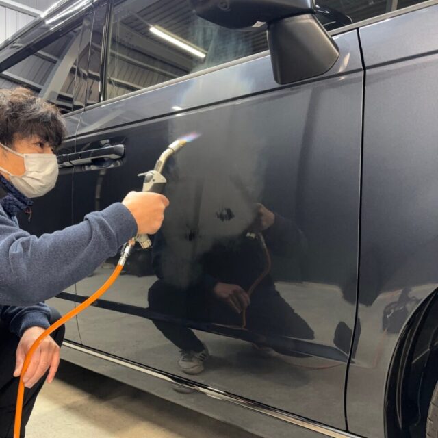 徳島県三好郡よりご入庫の新車 ホンダ RP8 ステップワゴンへ、SystemX PRO専用ガスプライマーを施工中。徳島県三好市のカーコーティング専門店SOUPが行う密着促進工程により、セラミックコーティングの耐久性と定着力を強化。長期保護を実現するための重要なプロセスです。