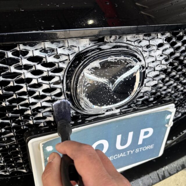 徳島県三好郡よりご来店のマツダ MAZDA3ファストバック(BPFJ3P)。SystemX PRO施工前の丁寧な純水洗浄と下地処理工程。カーコーティング専門店SOUPが密着性を最大限高めるための基礎作りを徹底。