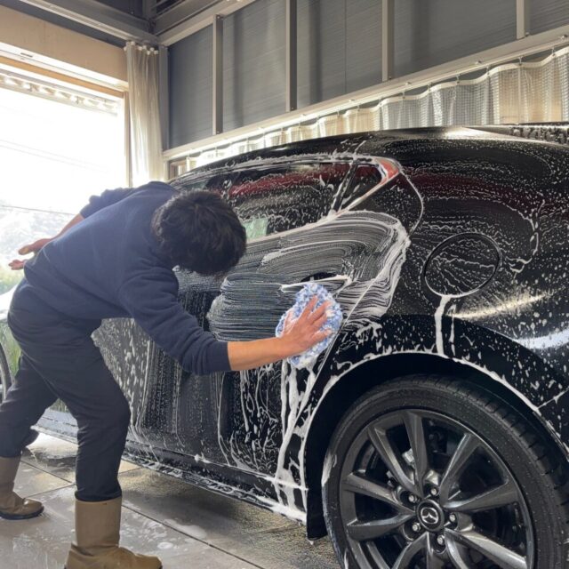 徳島県三好郡よりご来店のマツダ MAZDA3ファストバック(BPFJ3P)。SystemX PRO施工前の丁寧な純水洗浄と下地処理工程。カーコーティング専門店SOUPが密着性を最大限高めるための基礎作りを徹底。